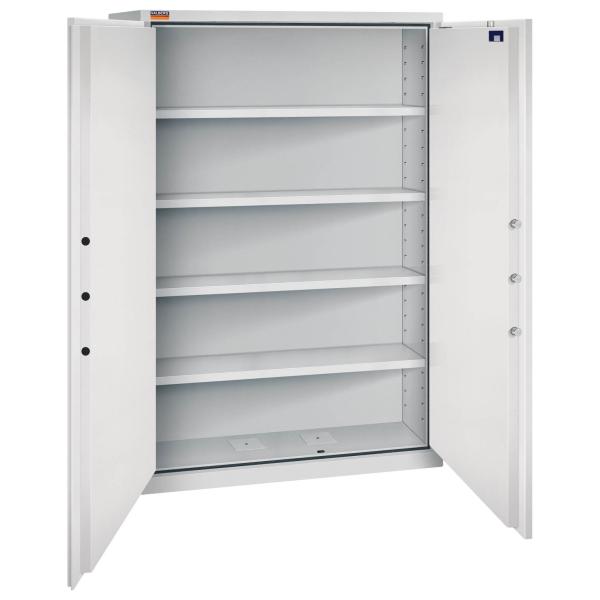 Geöffneter lichtgrauer Aktenlagerschrank mit vier Fachböden und leerem Innenraum. Es ist eine sichtbare Türverriegelung vorhanden. Der Tresor steht vor einem weißen Hintergrund.